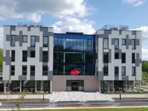 Moderní administrativní budova je osazená novou generací OKEN PROGRESS Alu EF+