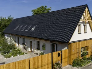 Obdélníkový tvar domu a velká porce soukromí - to je typický znak